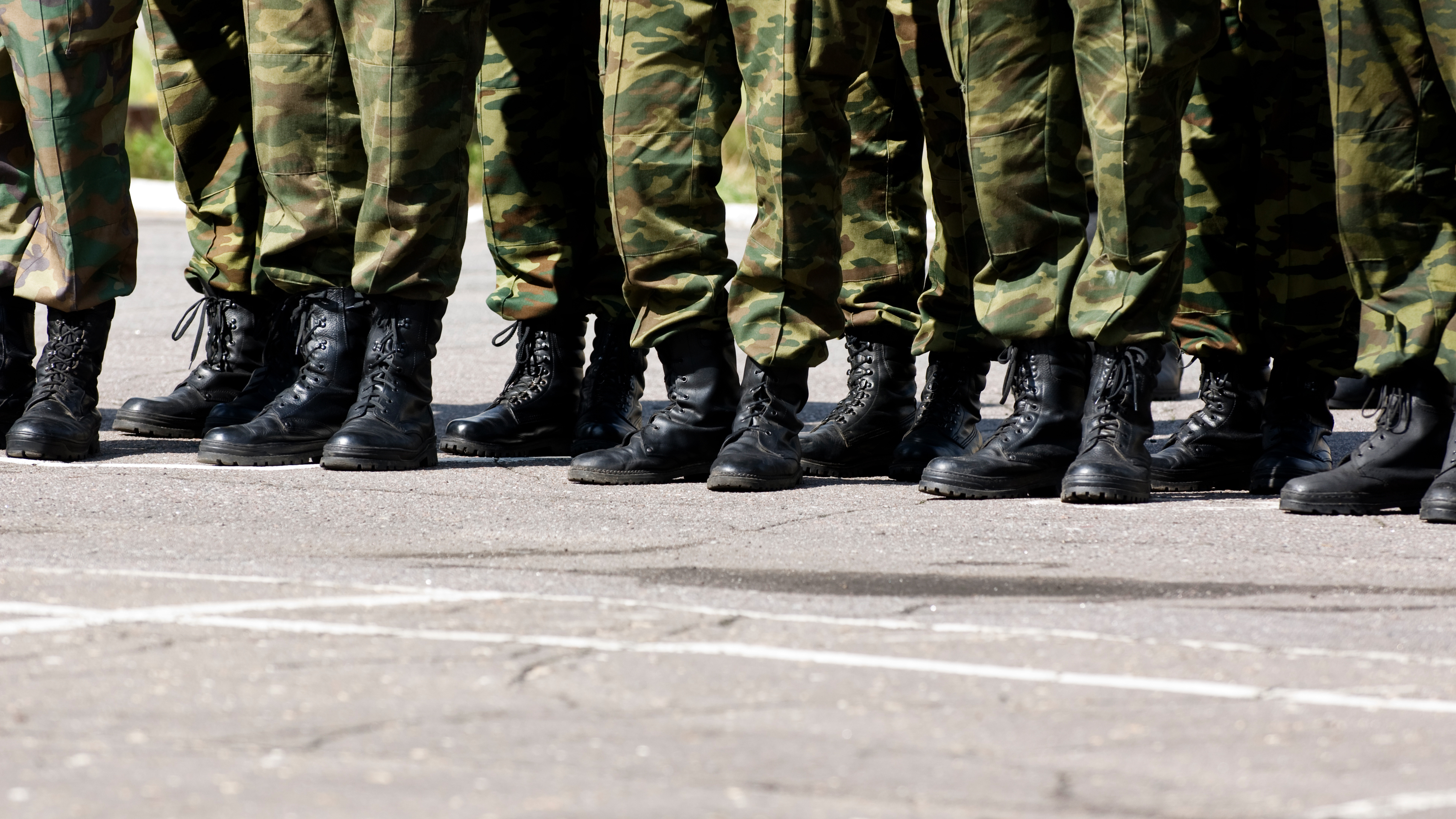 В центр Петербурга стянули военную технику и колонны солдат