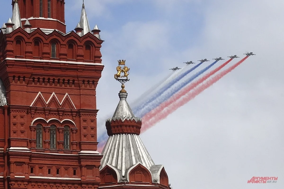 В Латвии хакеры по всем каналам показали парад Победы в Москве
