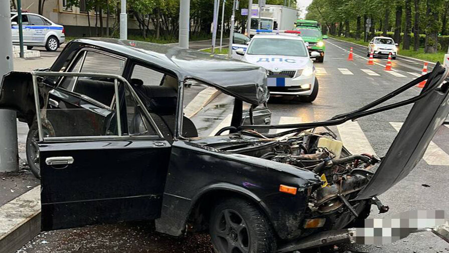 Водитель с двумя несовершеннолетними пассажирками протаранил грузовик в Москве