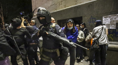 Полиция Грузии задержала 63 человека на протестах у здания парламента